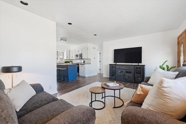 319 STEVEN Circle, Council Bluffs, IA 51503