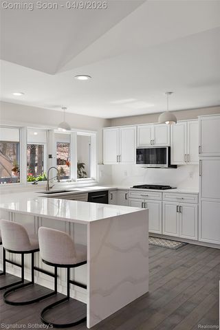 4650 Lahser Road, Bloomfield Hills, MI 48302