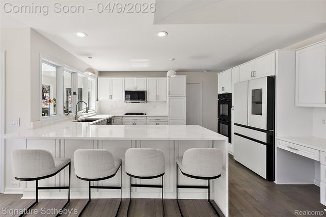 4650 Lahser Road, Bloomfield Hills, MI 48302