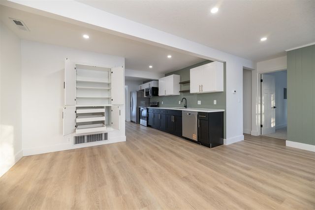 7600 N Riverview Drive, Kalamazoo, MI 49004