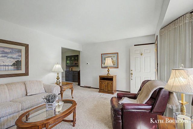 961 Maplerow Avenue Nw, City Of Walker, MI 49534