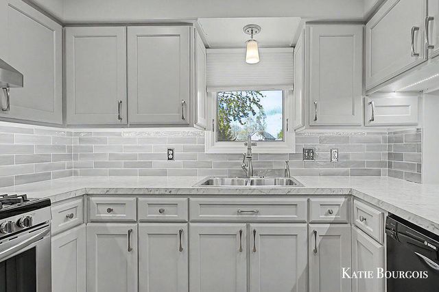 961 Maplerow Avenue Nw, City Of Walker, MI 49534