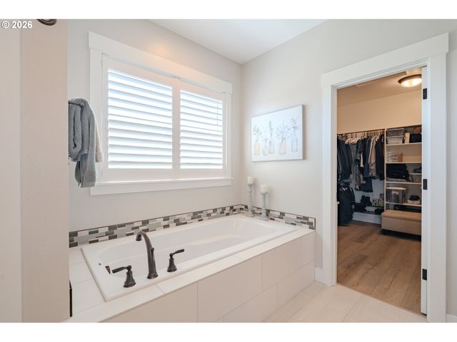 35127 Ne 92ND Ct, La Center, WA 98629