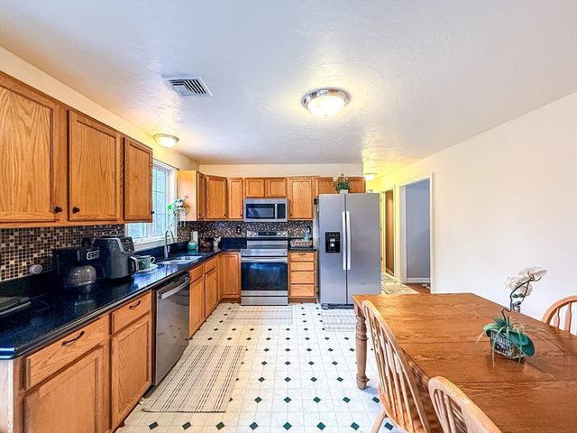95 High St C, Uxbridge, MA 01569