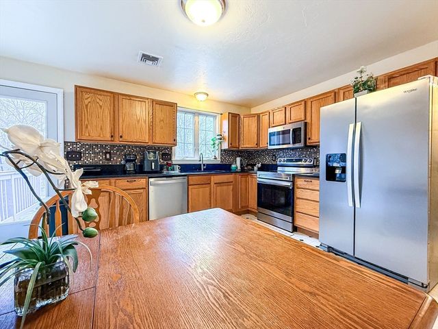 95 High St C, Uxbridge, MA 01569