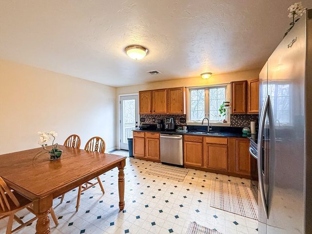 95 High St C, Uxbridge, MA 01569