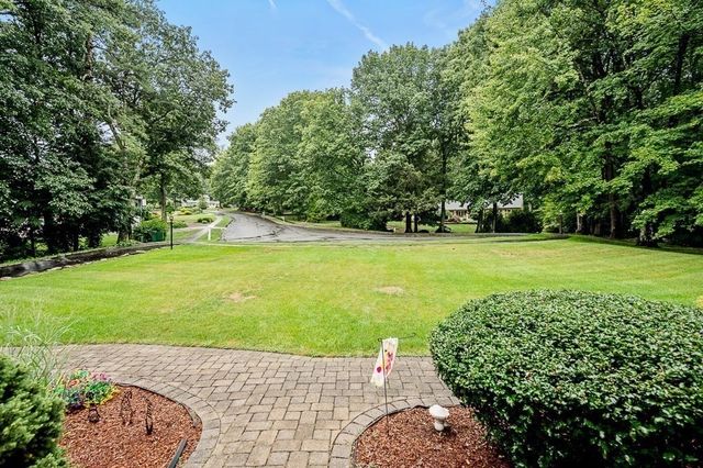 240 Meadow Wood Dr, Holden, MA 01520