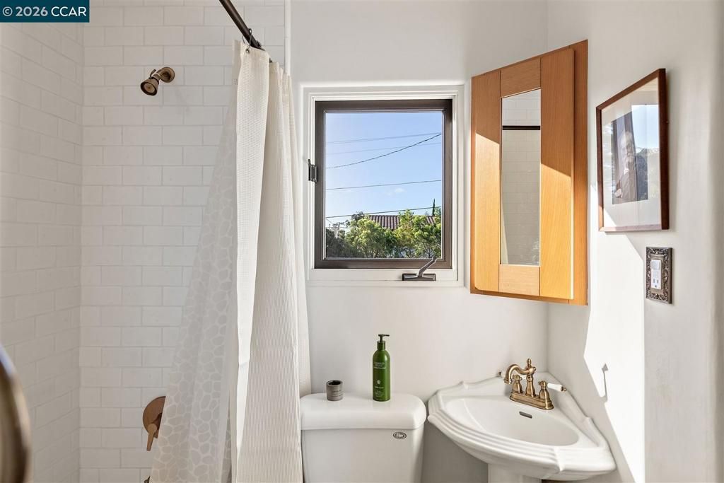 Image 30 of property listing at 1239 1239 Geneva St, Glendale, CA 91207