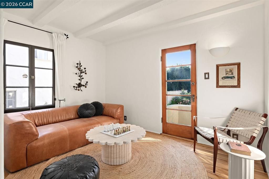 Image 32 of property listing at 1239 1239 Geneva St, Glendale, CA 91207