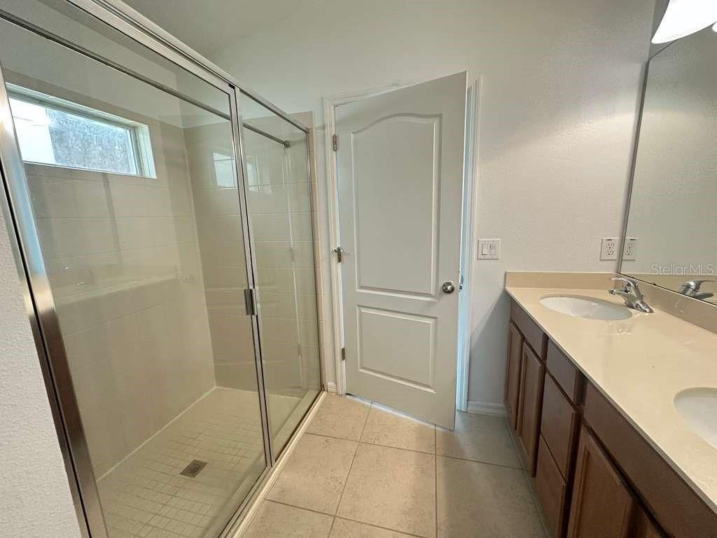 Image 9 of property listing at 10816 CABBAGE TREE LOOP, Orlando, FL 32825