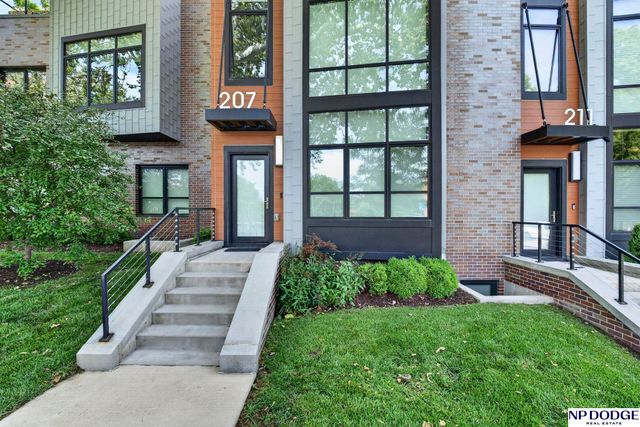 207 S 49th Street, Omaha, NE 68132