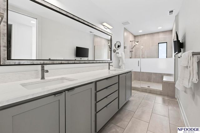 207 S 49th Street, Omaha, NE 68132