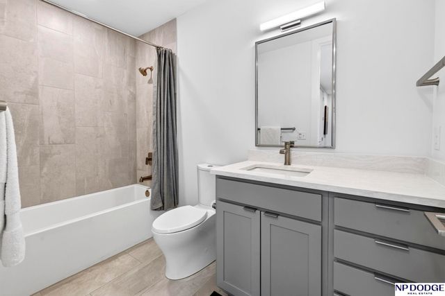 207 S 49th Street, Omaha, NE 68132