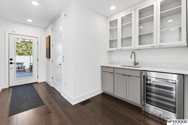 207 S 49th Street, Omaha, NE 68132