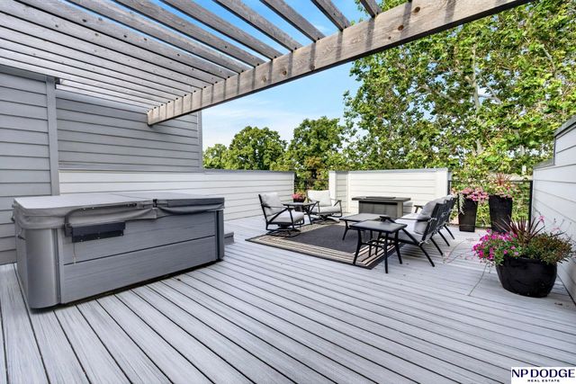 207 S 49th Street, Omaha, NE 68132