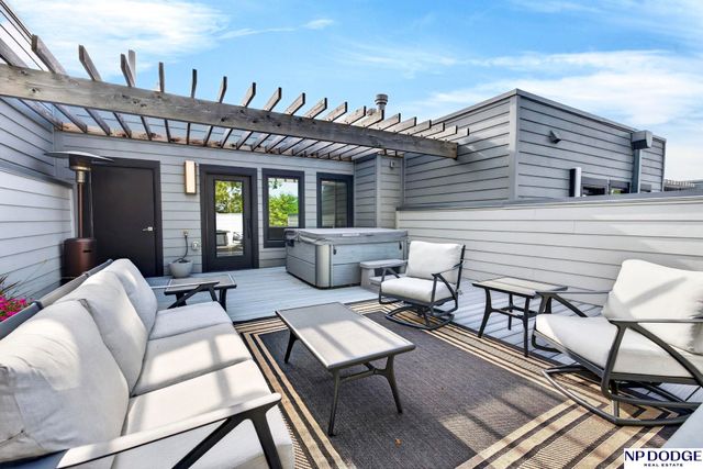 207 S 49th Street, Omaha, NE 68132