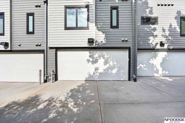 207 S 49th Street, Omaha, NE 68132
