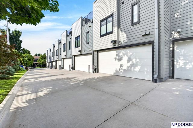 207 S 49th Street, Omaha, NE 68132