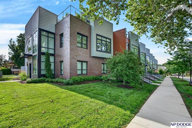 207 S 49th Street, Omaha, NE 68132