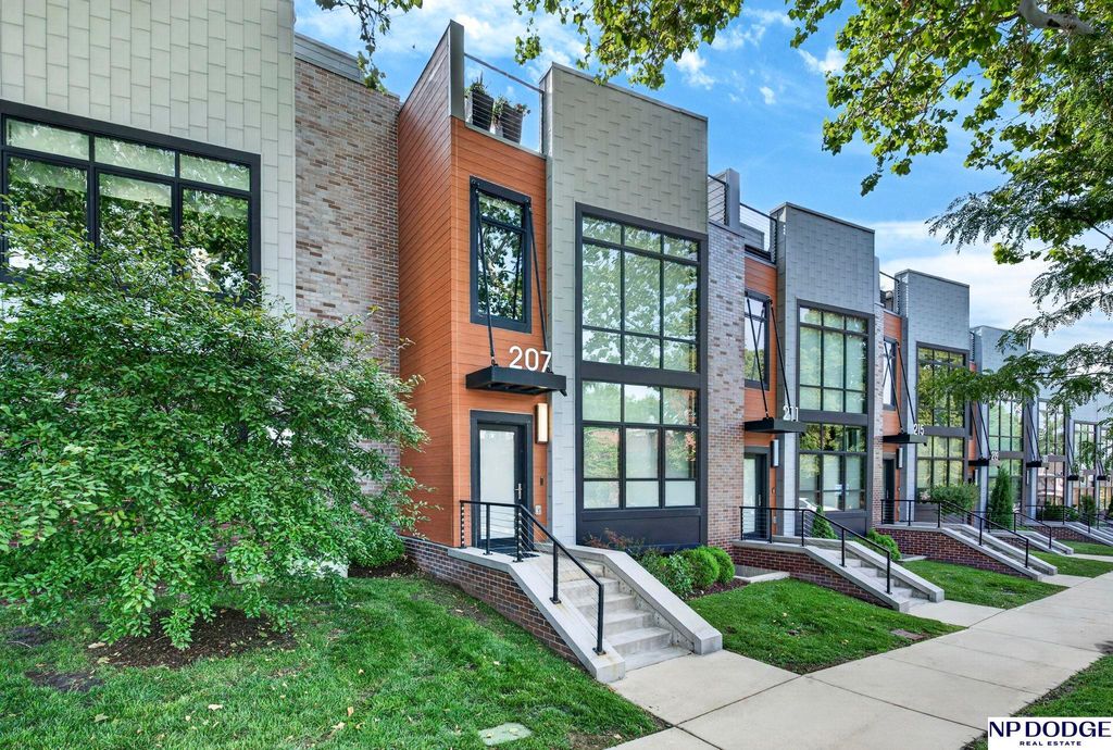 207 S 49th Street, Omaha, NE 68132