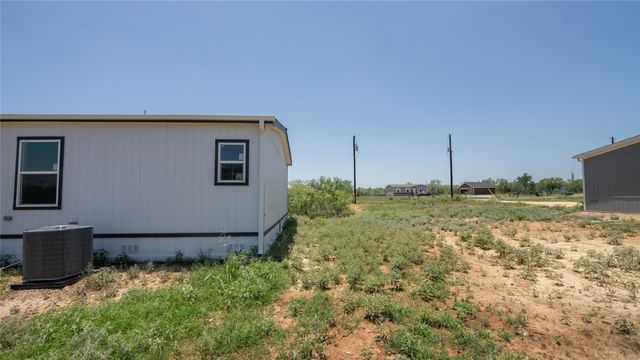 1145 Callihan RD, Luling, TX 78648