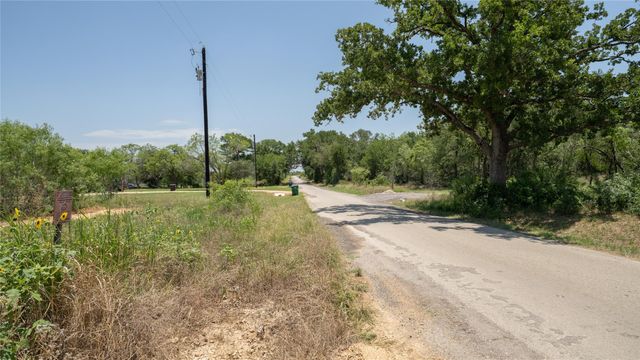 1145 Callihan RD, Luling, TX 78648