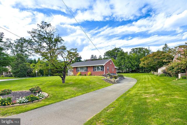 21 BLOSSOM HILL DR, Lancaster, PA 17601