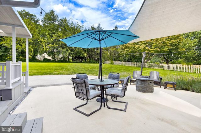 21 BLOSSOM HILL DR, Lancaster, PA 17601