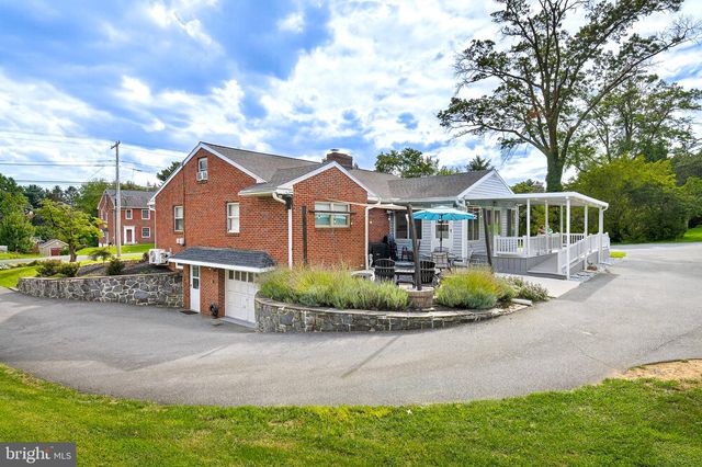 21 BLOSSOM HILL DR, Lancaster, PA 17601
