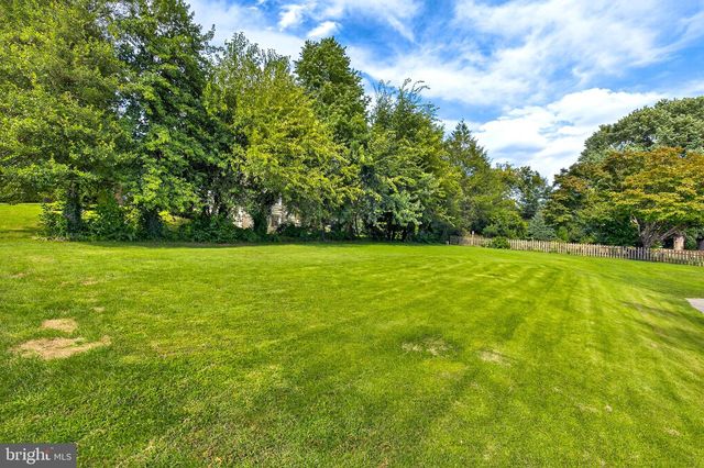 21 BLOSSOM HILL DR, Lancaster, PA 17601
