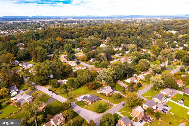 21 BLOSSOM HILL DR, Lancaster, PA 17601