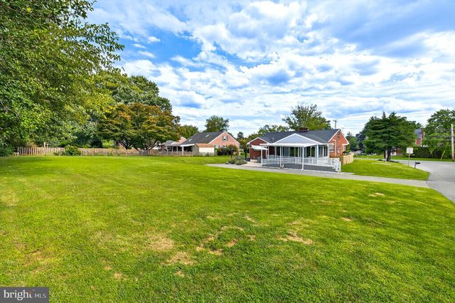 21 BLOSSOM HILL DR, Lancaster, PA 17601