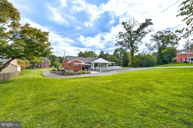 21 BLOSSOM HILL DR, Lancaster, PA 17601