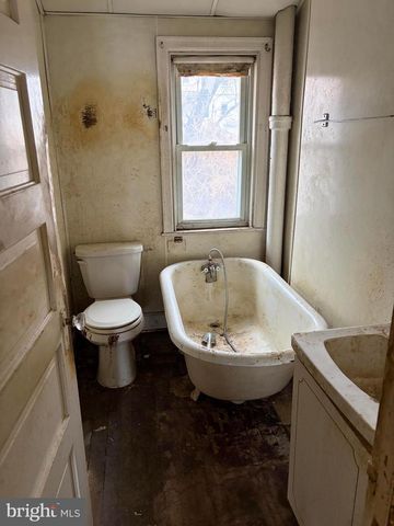 1107 MEADOW LN, Chester, PA 19013