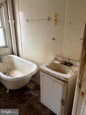 1107 MEADOW LN, Chester, PA 19013