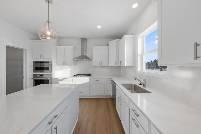 565 Waterford Place, Waconia, MN 55387