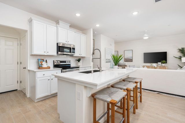 6725 E Sentry Drive, Fresno, CA 93727