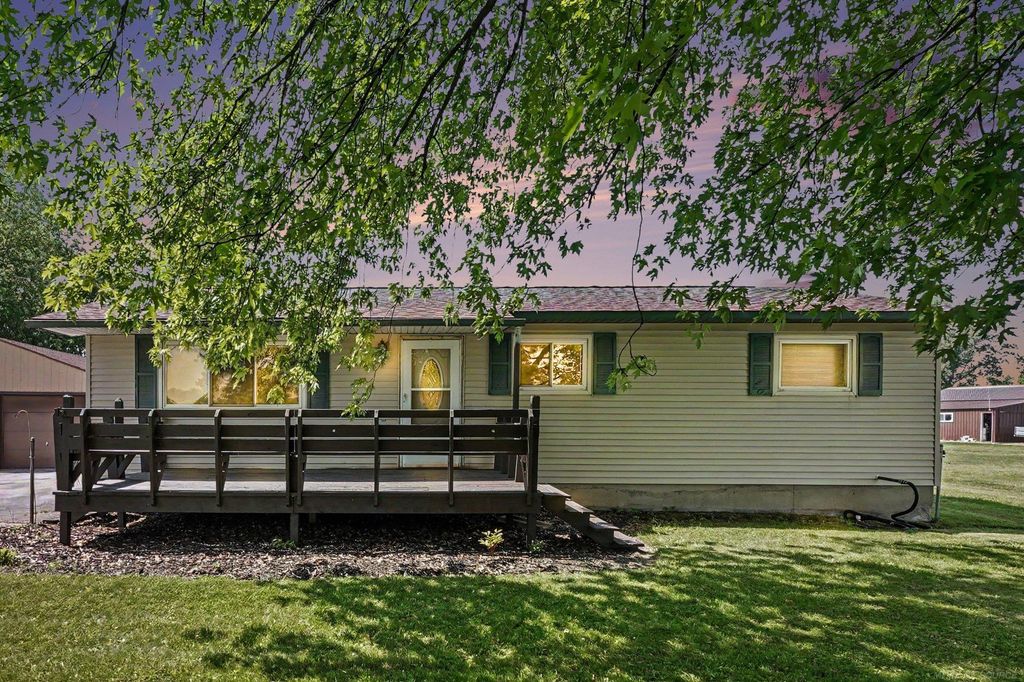1944 E River Road, Kawkawlin, MI 48631