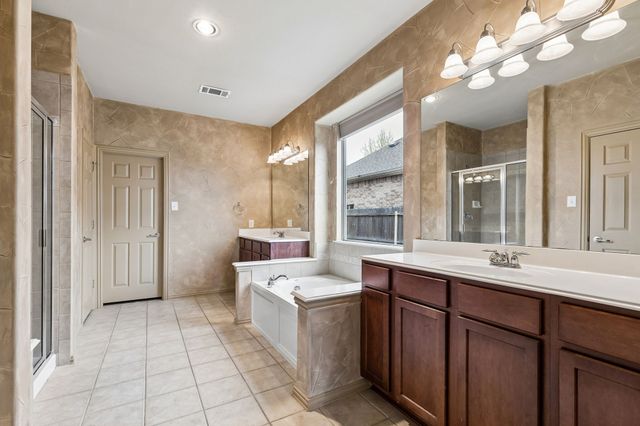 915 Fieldstone Drive, Cedar Hill, TX 75104