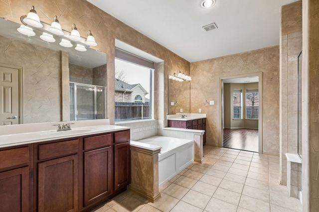 915 Fieldstone Drive, Cedar Hill, TX 75104