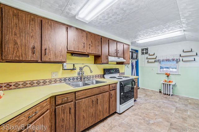447 Walnut Street, Wyandotte, MI 48192
