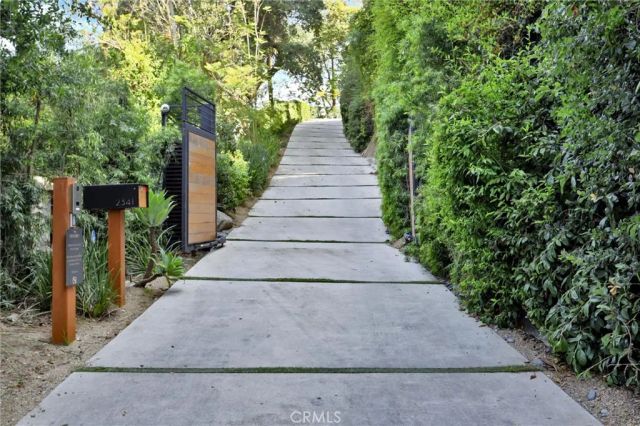 2341 Zorada Court, Los Angeles, CA 90046