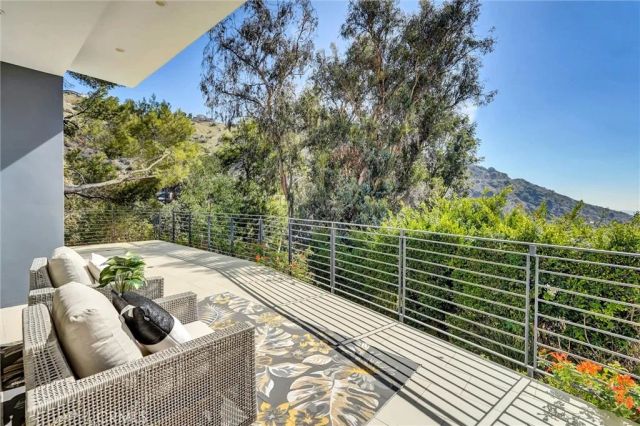 2341 Zorada Court, Los Angeles, CA 90046