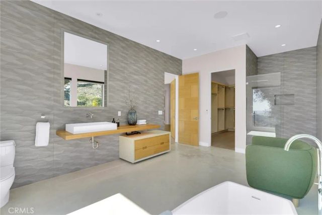 2341 Zorada Court, Los Angeles, CA 90046