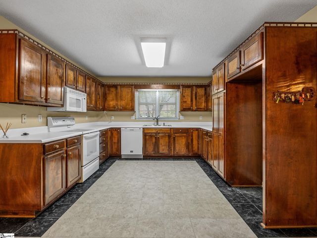 353 Round Ridge Road, Spartanburg, SC 29302