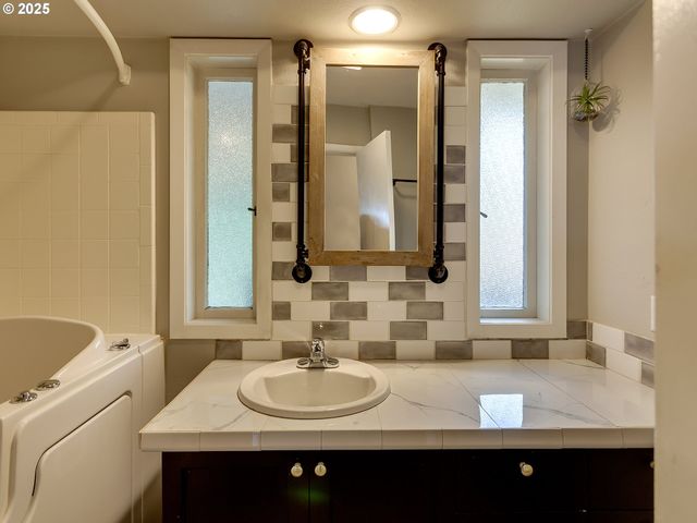 1915 Ne 148TH Ave, Portland, OR 97230