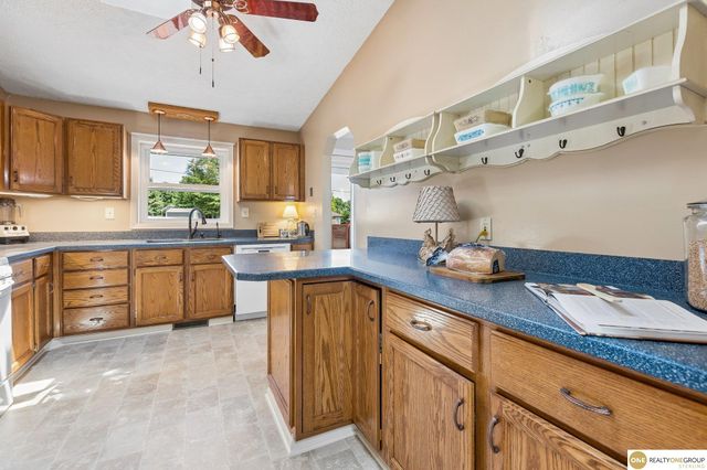 111 Summerset Circle, Papillion, NE 68133