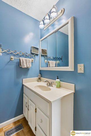 111 Summerset Circle, Papillion, NE 68133