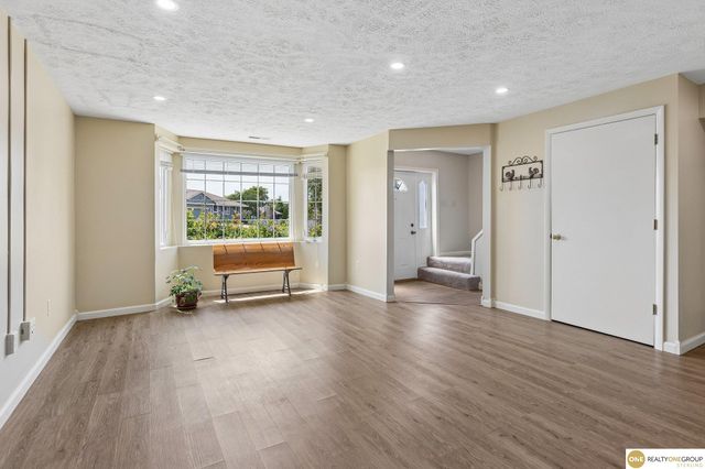111 Summerset Circle, Papillion, NE 68133