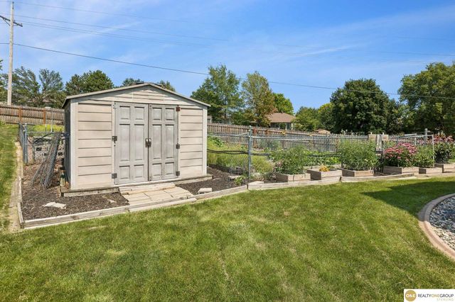 111 Summerset Circle, Papillion, NE 68133